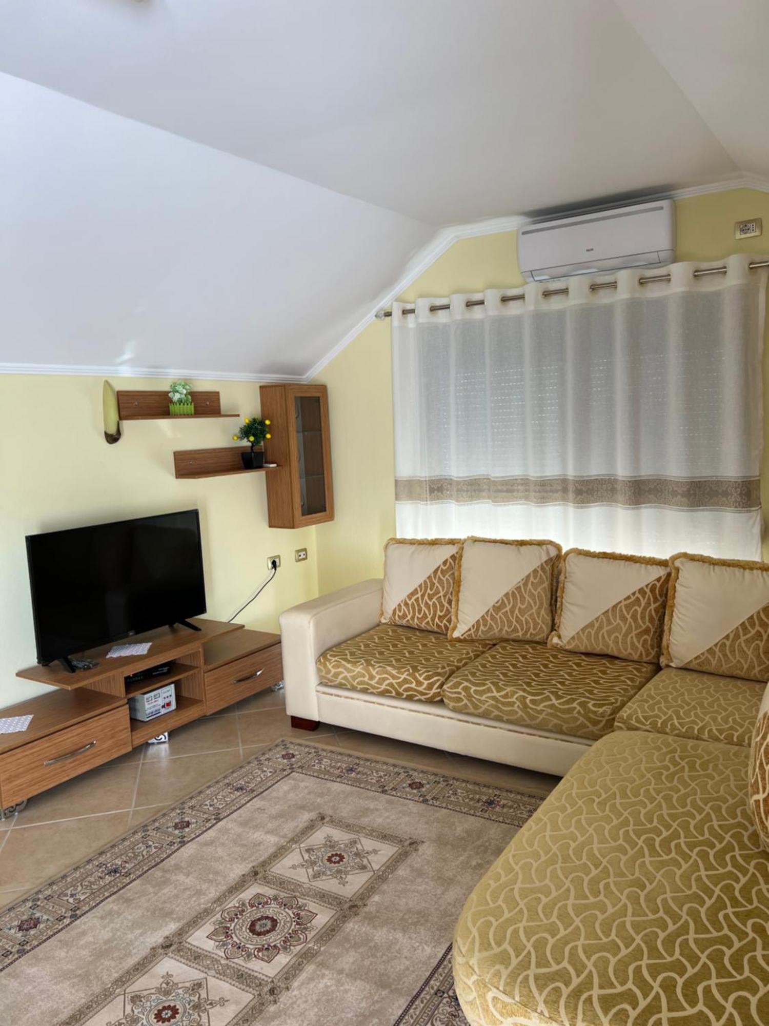 Flower Terrace Apartment Gjirokastër Eksteriør billede