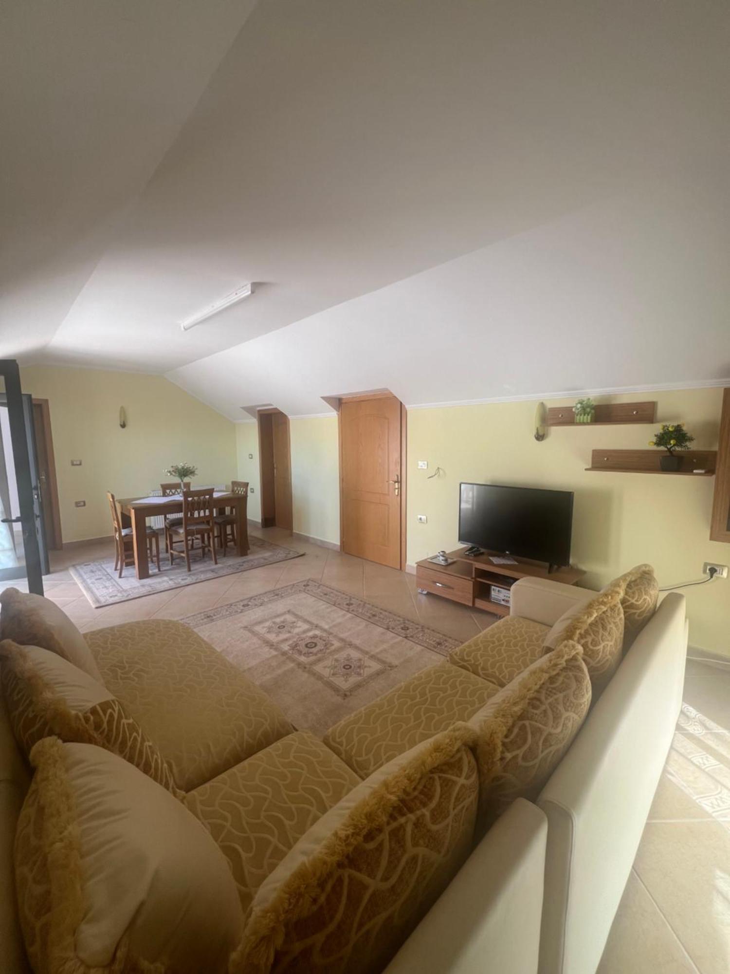 Flower Terrace Apartment Gjirokastër Eksteriør billede